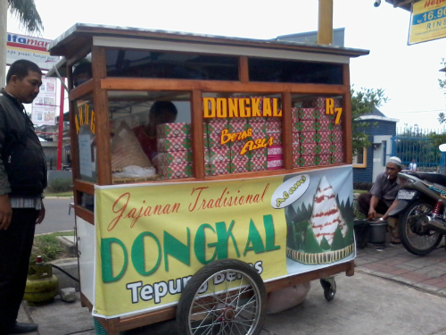 Gerobak penjual "Dongkal" atau yang biasa disebut "Dodongkal" alias "Awug"