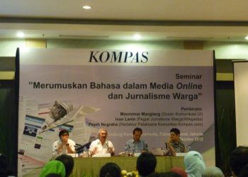 Seminar "Merumuskan Bahasa dalam Media Online dan Jurnalisme Warga". (kira ke kanan) Gesit Ariyanto, Masmimar Mangiang, Pepih Nugraha, van Lanin