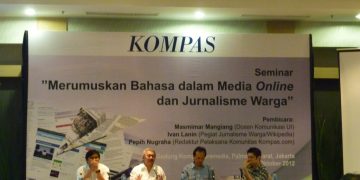 Seminar "Merumuskan Bahasa dalam Media Online dan Jurnalisme Warga". (kira ke kanan) Gesit Ariyanto, Masmimar Mangiang, Pepih Nugraha, van Lanin