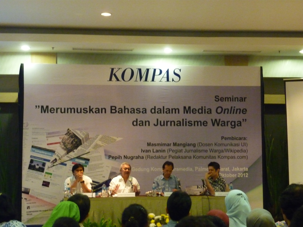 Seminar "Merumuskan Bahasa dalam Media Online dan Jurnalisme Warga". (kira ke kanan) Gesit Ariyanto, Masmimar Mangiang,  Pepih Nugraha,  van Lanin 
