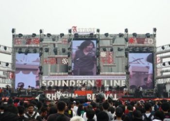 Grup band GIGI tampil di panggung utama Soundrenaline 2012, A Stage.
