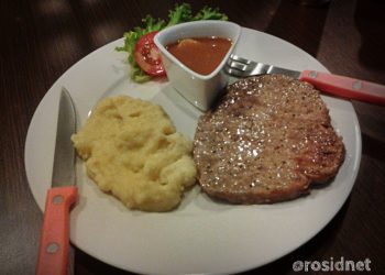 Tenderloin Steak dengan Mashed Potatoes di McCow Steak
