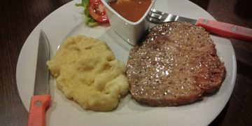 Tenderloin Steak dengan Mashed Potatoes di McCow Steak