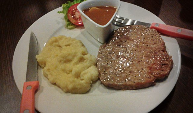 Tenderloin Steak dengan Mashed Potatoes di McCow Steak