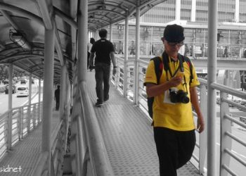 Sambil jalan bisa tetap update status