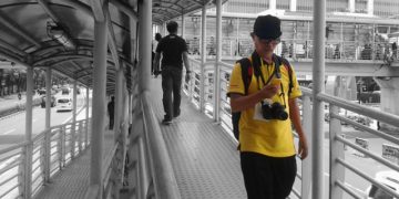 Sambil jalan bisa tetap update status