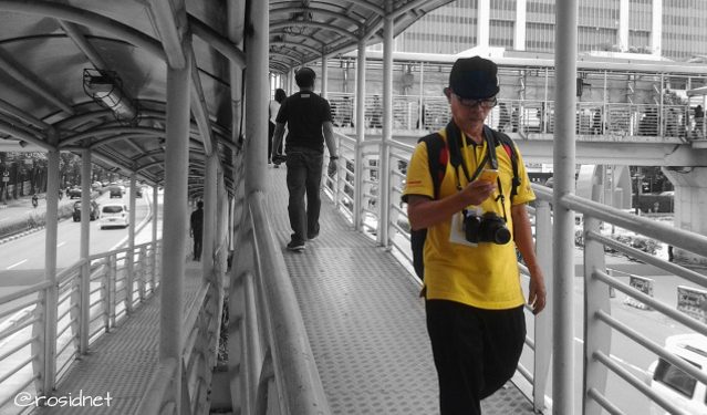 Sambil jalan bisa tetap update status