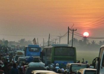 Pagi dalam kemacetan mudik di Ciasem pada tahun 2012