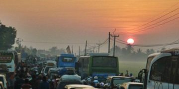 Pagi dalam kemacetan mudik di Ciasem pada tahun 2012