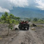 Medan yang terjal memberikan sensasi petualangan tersendiri. Tampak Gunung Merapi dihadapan