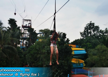 Tika meluncur di flying fox