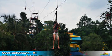Tika meluncur di flying fox