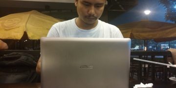 Saat bekerja di luar dengan ASUS VivoBook S200E