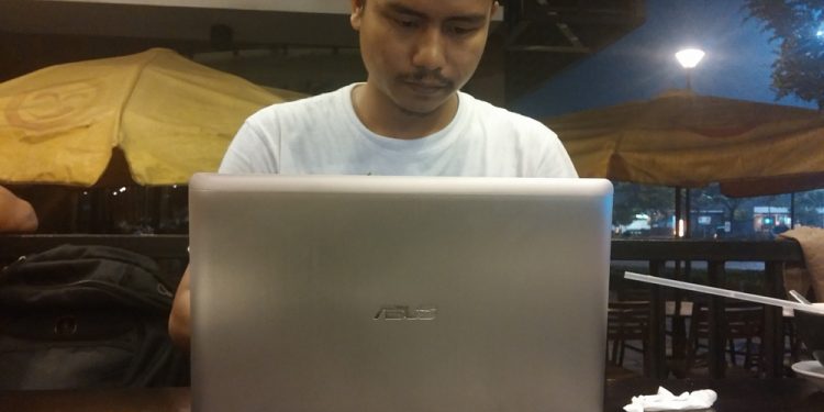 Saat bekerja di luar dengan ASUS VivoBook S200E