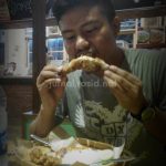 Rosid menyantap ayam peri-peri