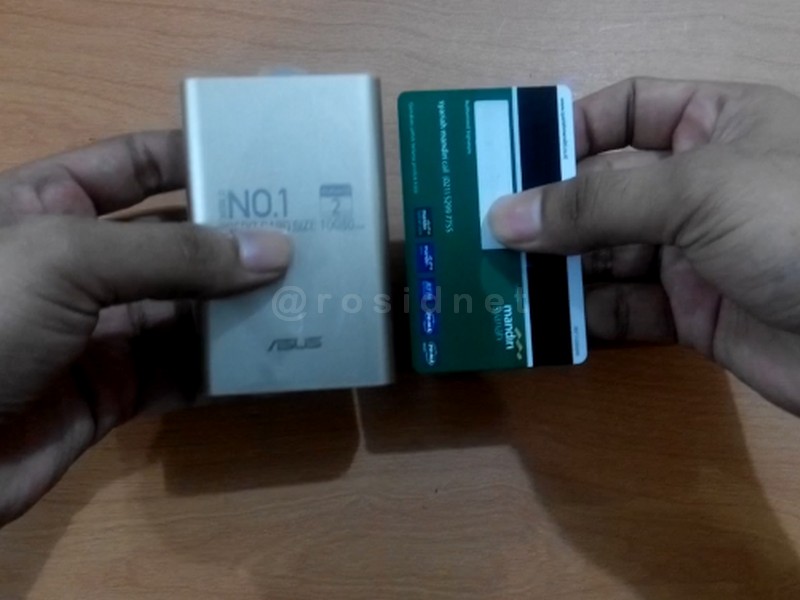 Perbandingan Konten dari box Kemasan ASUS ZenPower 10050mAH  dengan Kartu ATM