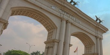 Gerbang Utama Citra Raya dilihat dari Dekat