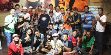 7 pegiat kerajinan dan kesenian foto bersama teman-teman blogger