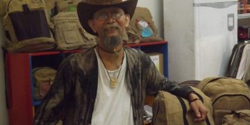 Abah Iwan dengan latar belakang berbagai hasil karya kreatifnya