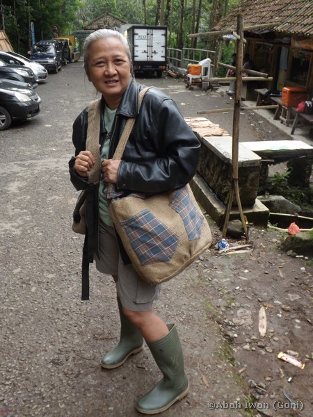 Artis senior Indonesia pun tidak turut bangga memakai tas berbahan karung goni ini