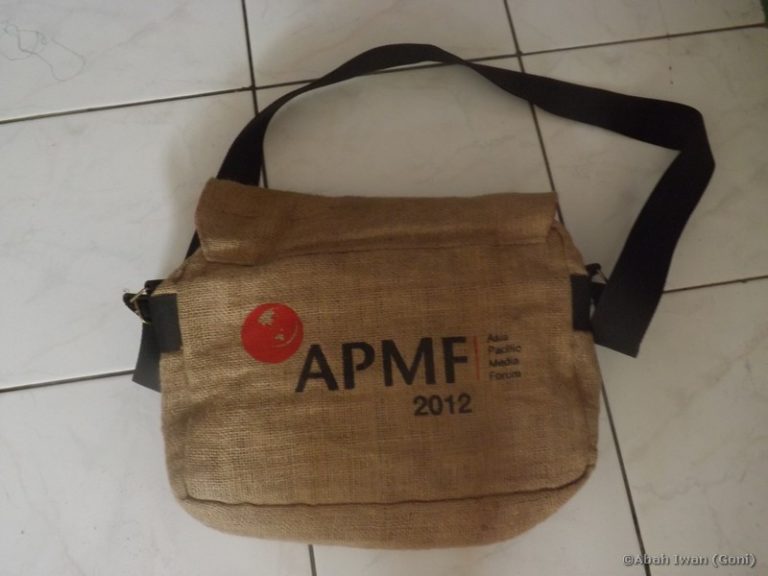 Cindera mata APMF yang berupa tas berbahan dasar karung goni