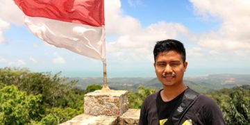 Saya, di atap Pesanggrahan Menumbing dengan latar belakang panorama Pulau Bangka
