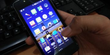 Smartfren Andromax E2 dalam genggaman
