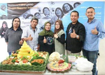 Mas Vidy, Owner Jakarta Nasi Tumpeng (kemeja biru, paling kanan) datang langsung mengantarkan nasi tumpenya (foto oleh Hazmi Srondol)