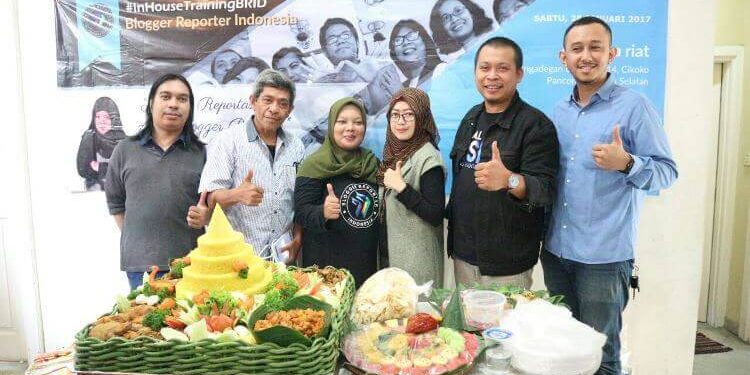 Mas Vidy, Owner Jakarta Nasi Tumpeng (kemeja biru, paling kanan) datang langsung mengantarkan nasi tumpenya (foto oleh Hazmi Srondol)