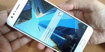 ASUS ZenFone 4 Selfie cukup nyaman saat digenggam. Tidak licin dan tidka terlalu besar
