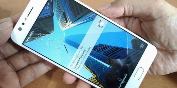 ASUS ZenFone 4 Selfie cukup nyaman saat digenggam. Tidak licin dan tidka terlalu besar